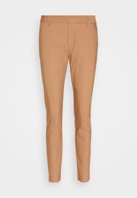 Pantalon slim de couleur beige clair, confectionné dans un tissu lisse, avec des poches latérales et une ceinture cintrée sur mesure.