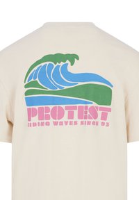 Krémové tričko s grafikou stylizovaných vln v modré a zelené barvě, s nápisy "PROTEST" a "RIDER WAVES SINCE 93" v růžovém textu.