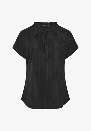Sort kortærmet bluse med lodrette riller, rund hals med flæsedetalje og en bundet sløjfe foran.