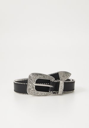 Ceinture en cuir noir avec une boucle en argent ornée d'gravures complexes et d'accents perlés le long des bords de la ceinture.