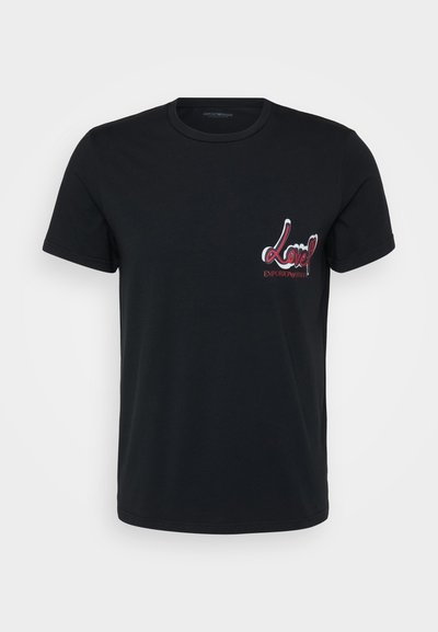 T-shirt in cotone nero con un design stampato frontale che presenta la parola "Love" in script rosso e bianco, scollatura rotonda e maniche corte.