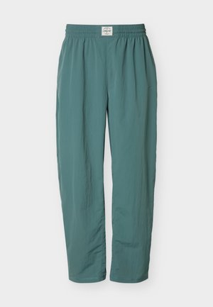 Lyseblågrønne afslappede bukser med elastisk talje og lige ben samt et lille hvidt mærke med brandnavn centreret på linningen.