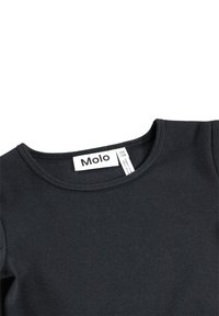 Črna rebrasta bluzica z okroglim izrezom in belim oznako z napisom "Molo" in velikostjo "122/128".