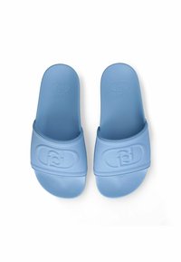 Sandale cu talpă ușoară, de culoare albastru deschis, realizate din cauciuc texturat, cu un bandă lată ce prezintă un logo embosat. Talpă interioară netedă și margini curbate.