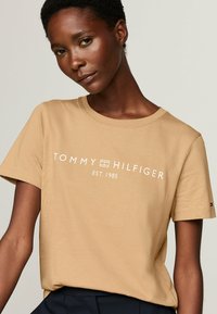 Tommy Hilfiger CORP LOGO  - T-shirt med print - classic khaki