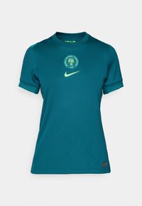 Tyrkysové futbalové tričko Nike s okrúhlym výstrihom, krátkymi rukávmi, zelenými akcentmi a kruhovým logom Futbalovej federácie Nigérie.