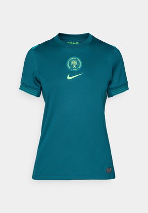 Mėlynas Nike futbolo marškinėliai su apvaliu iškirpimu, trumparankoviai, žali akcentai ir apskritas Naijeros futbolo federacijos logotipas.
