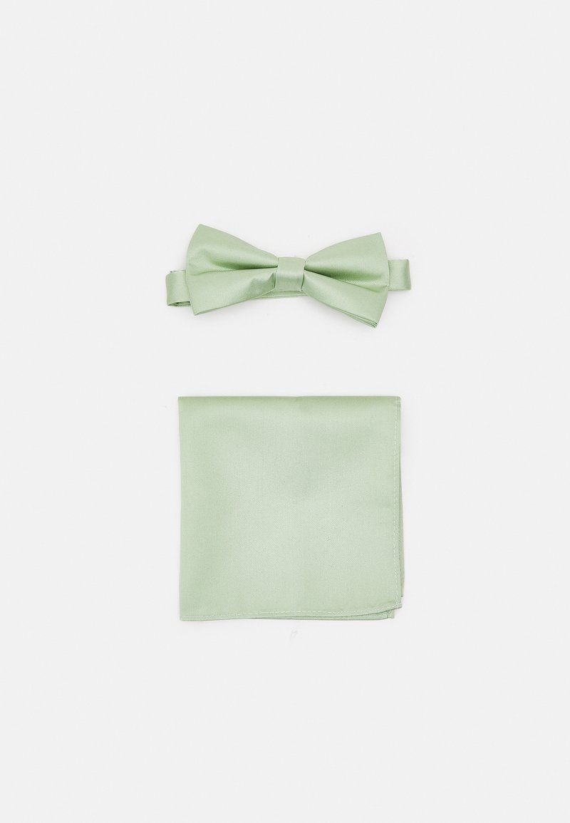 Nœud papillon en satin vert avec pochette assortie, tous deux présentant une texture lisse et une couleur uniforme, conçus pour des occasions formelles.