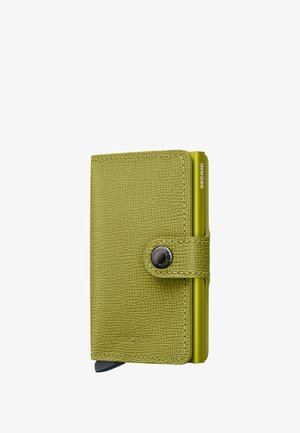 Grünes, strukturiertes Lederportemonnaie mit Druckverschluss, ausgestattet mit einem schwarzen Knopf und einem externen Kartenhalter. Kompaktes und rechteckiges Design.