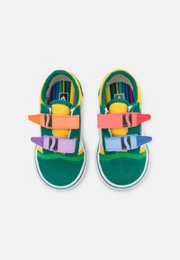 Para kolorowych sneakersów dla maluchów z zielonym noskiem, żółtą językiem, paskowanym wnętrzem oraz dwoma rzepami w kolorach pomarańczowym, fioletowym, różowym i niebieskim.