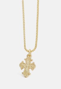 Gouden kruis hangertje met uitgebreide gravures, verbonden met een schakelketting met een gladde textuur en uniforme vorm.