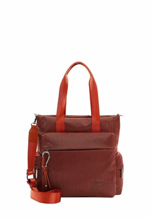 Borsa a tote in tessuto rosso con doppi manici e tracolla regolabile. Presenta una tasca esterna con zip e un tessuto texturizzato con un motivo sottile.