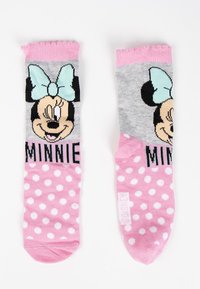 Calze grigie e rosa con un personaggio dei cartoni animati e un fiocco azzurro. La parte bassa rosa presenta dei pois bianchi, con la scritta "MINNIE" stampata in nero.