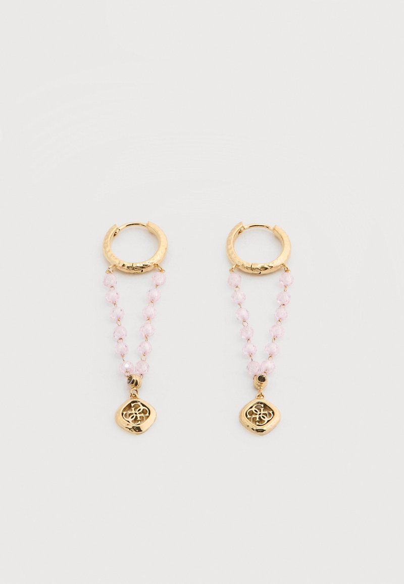 Gouden oorringen met hangende roze parels en kleine gouden hangertjes gegraveerd met een decoratief patroon op een witte achtergrond.