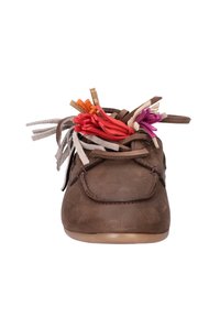 Bruine lederen schoen met decoratieve kleurrijke leren franjes op de veters. Heeft een ronde neus en een flexibele rubberen zool.