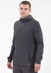Felpa grigia con cappuccio in un materiale morbido, con zip a metà fronte, cappuccio foderato e tasca frontale. Presenta un etichetta del marchio discreta sull'orlo.