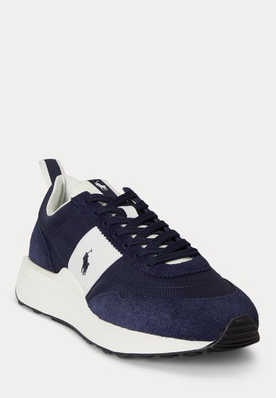 Μπλε ναυτικό και λευκό casual αθλητικό παπούτσι με κορδόνια μπροστά, υλικά σουέντ και δίχτυ, λευκή σόλα και λογότυπο Polo Ralph Lauren στο πλευρό και τη γλώσσα.