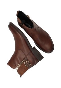 Bottines en cuir marron avec une finition lisse, détail de fermeture éclair sur le côté et un talon épais. Comprend un accent en boucle argentée et une semelle intérieure rembourrée.