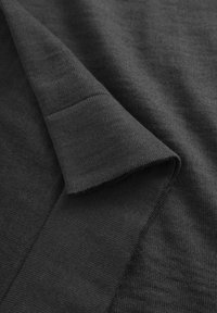 Kapuzenpullover in Anthrazitgrau aus glattem Strickstoff, mit umgeschlagenem Kragen und sauberem Saum, der eine subtile Textur aufweist und keine sichtbaren Muster hat.