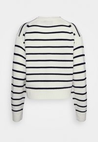 Bílý pletený svetr s černými horizontálními pruhy, dlouhými rukávy a žebrovanými manžetami a lemem, zobrazený ze zadní strany.