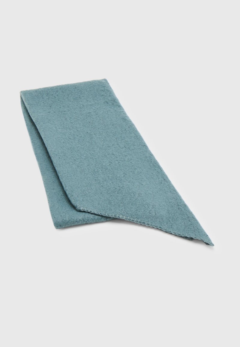 Textile en couleur bleu sarcelle doux, de forme triangulaire avec une texture lisse. Les bords sont soigneusement finis, adapté à un usage décoratif ou fonctionnel.