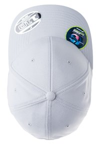 Grå baseball cap med en struktureret krone og en rund skygge. Har synlige ventilationshuller og mærkestickers på toppen.