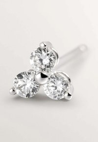 Tres piedras preciosas redondas y transparentes engastadas en una base de plata pulida y curva, con un diseño simple pero elegante. Adecuadas para diversas ocasiones.