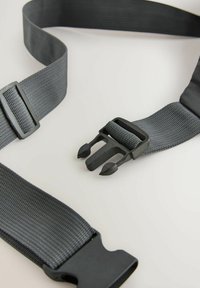 Cinghia in nylon grigia con un resistente gancio in plastica nera caratterizzato da un design a due punte. La superficie texturizzata migliora la presa.
