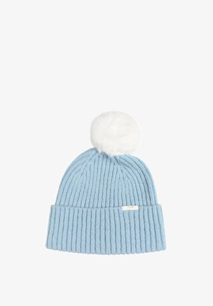 Berretto lavorato a maglia di colore azzurro chiaro con texture a coste e un pom-pom in pelliccia sintetica bianca sulla parte superiore. Presenta un piccolo cartellino sulla parte frontale.