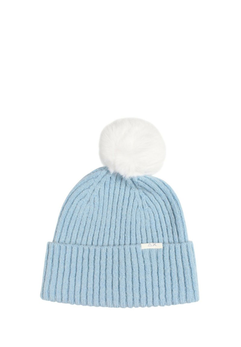 Berretto lavorato a maglia di colore azzurro chiaro con texture a coste e un pom-pom in pelliccia sintetica bianca sulla parte superiore. Presenta un piccolo cartellino sulla parte frontale.