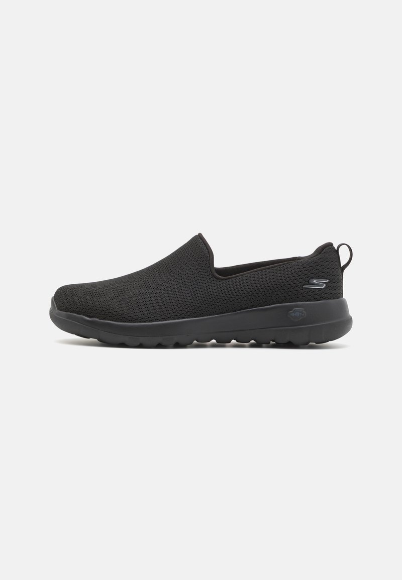Zapatos negros sin cordones con un upper de malla transpirable, suela acolchada y patrones texturizados para agarre y soporte. Diseño ligero.