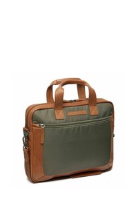Sac d'ordinateur portable en tissu vert olive avec des accents en cuir marron. Dispose de doubles poignées, d'une poche zippée à l'avant et d'un design texturé pour plus de durabilité.