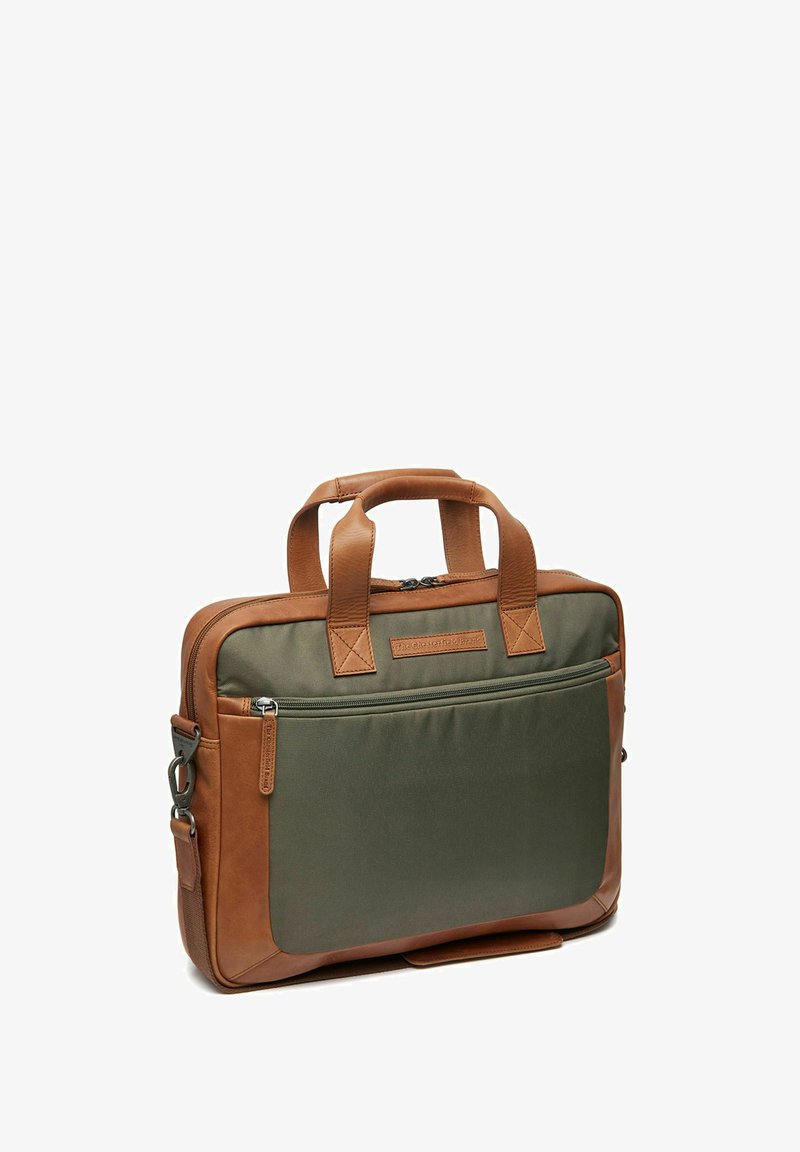 Sac d'ordinateur portable en tissu vert olive avec des accents en cuir marron. Dispose de doubles poignées, d'une poche zippée à l'avant et d'un design texturé pour plus de durabilité.