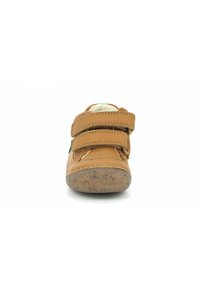 Chaussure en cuir tan avec deux bandes Velcro ajustables, un bout arrondi et une semelle en caoutchouc texturé pour une meilleure adhérence.