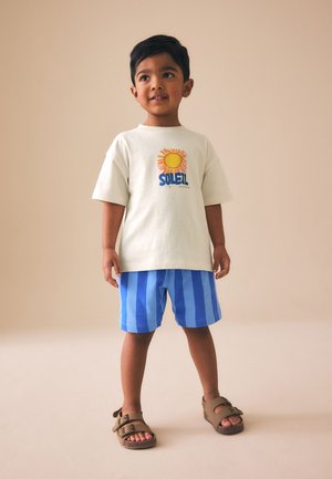 Next, REGULAR FIT - SHORT SLEEVE BACK PRINT T-SHIRT AND SHORTS SET  . - Pantalones deportivos - ecru soleil sun