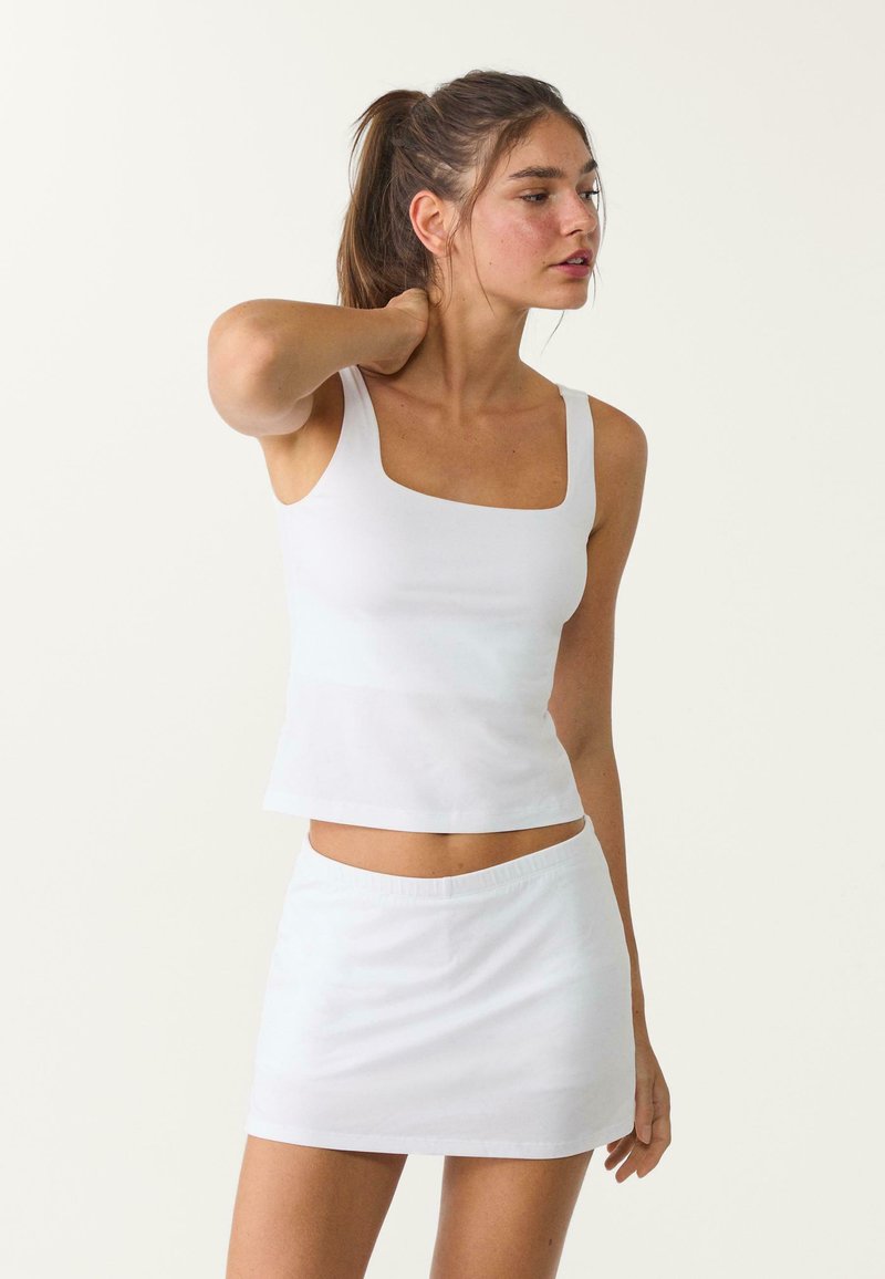 Stradivarius Shorts - white