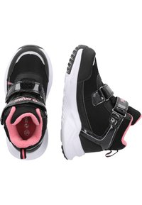 Schwarze Sportschuhe mit pinken Akzenten, ausgestattet mit einem Mesh-Obermaterial, zwei verstellbaren Riemen und einer strukturierten Gummisohle für guten Halt.