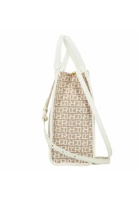 Borsa a spalla beige con tracolla bianca. Presenta un tessuto testurizzato con un motivo a logo ripetuto, chiusura con zip superiore e tracolla regolabile.