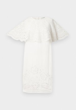 Vestido blanco con un diseño de mangas tipo capucha con borde en scallop, bordado floral y detalles de corte a lo largo del dobladillo. Forma simple y elegante.