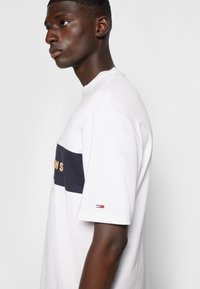 Tommy Jeans PRINTED ARCHIVE TEE - T-shirt con stampa - white
