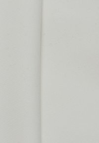 Tessuto bianco con una superficie liscia, leggermente strutturata e una sottile lucentezza. Piegato per mostrare bordi puliti e un colore uniforme.