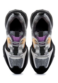 Paire de baskets noires, grises, violettes et beige avec lacets à motifs, semelles épaisses et doublure intérieure en peluche, vues de dessus sur fond blanc.