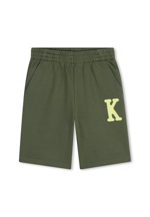 Groene katoenen korte broek met een elastische tailleband, twee zijzakken en een lichtgele "K" applicatie aan de voorkant. Gladde textuur, casual ontwerp.