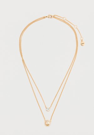 Goldfarbene, geschichtete Halskette mit zwei Ketten. Eine Kette hat einen kreisförmigen Anhänger mit Kristallen, die andere hat einen kleinen runden Charm.