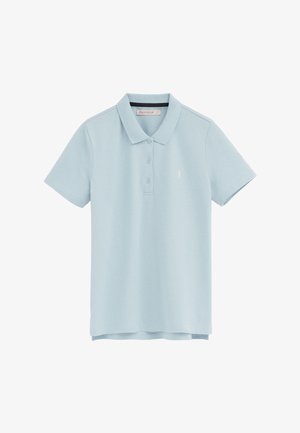 Polo de manga corta en azul claro con cuello, tres botones y un pequeño logo blanco bordado en el pecho izquierdo.