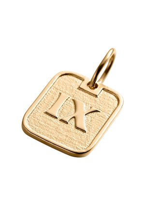 Colgante de oro con cara cuadrada texturizada grabada con el número romano IX, unido a un pequeño lazo de oro para un collar o pulsera.