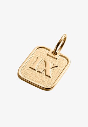 Colgante de oro con cara cuadrada texturizada grabada con el número romano IX, unido a un pequeño lazo de oro para un collar o pulsera.