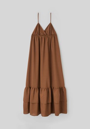 Robe sans manches marron avec un ourlet à volants superposés, tissu lisse et bretelles fines réglables, présentant une coupe décontractée et un design simple.
