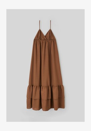 Robe sans manches marron avec un ourlet à volants superposés, tissu lisse et bretelles fines réglables, présentant une coupe décontractée et un design simple.