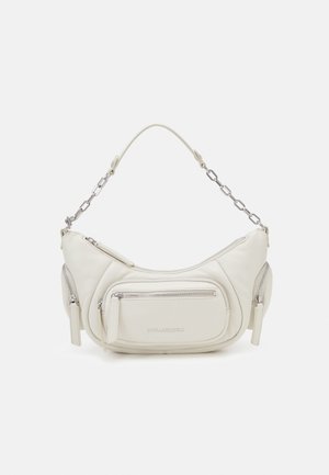 Borsa bianca in pelle con forma curva, tracolla decorata con catena e molteplici tasche con zip. Texture liscia con marchio frontalmente.